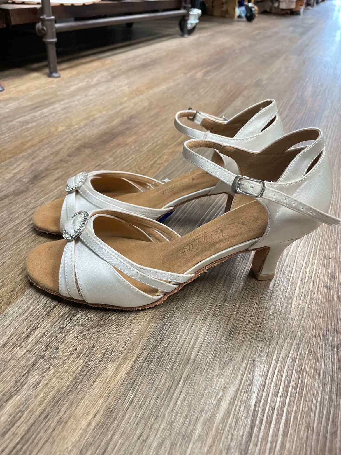 Very Fine Size 8.5 White Shoes