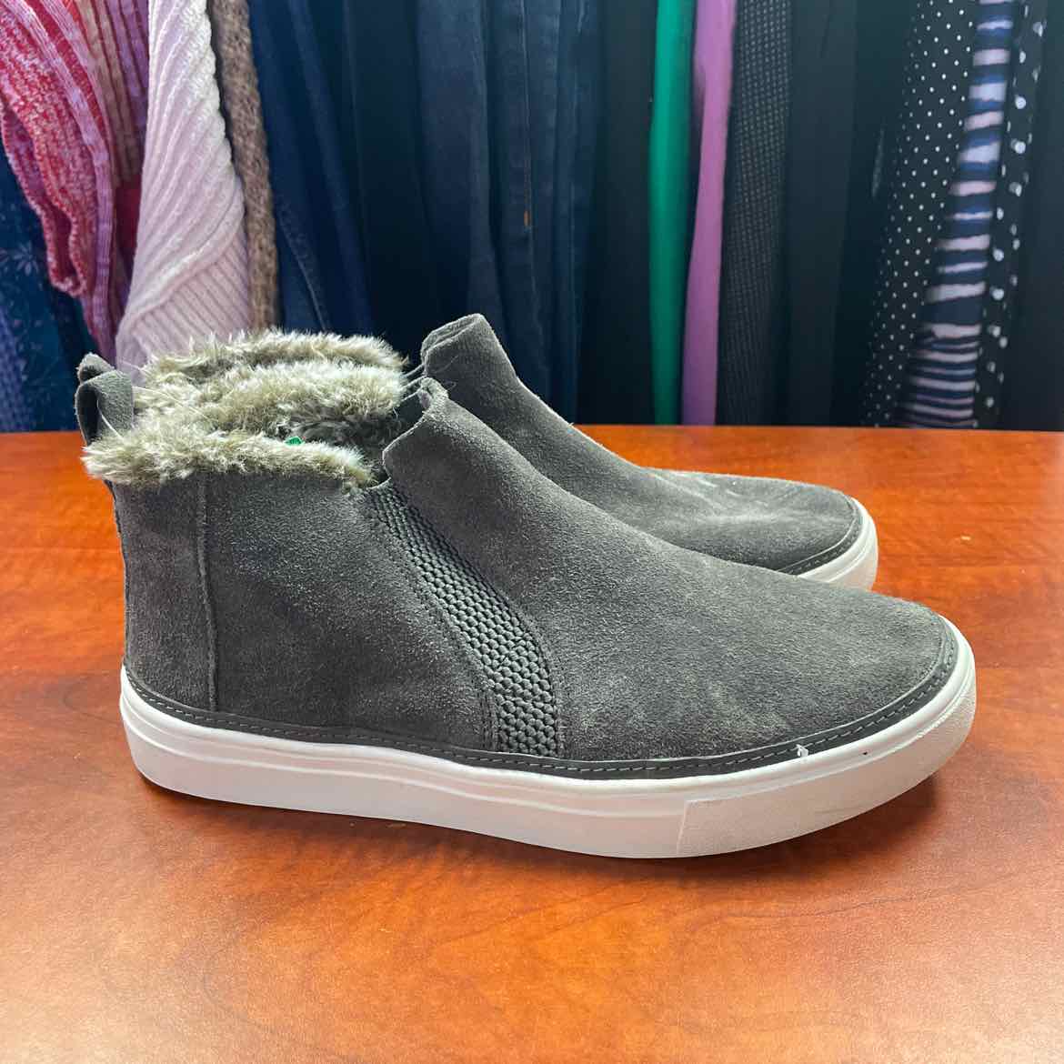 TOMS Size 7 1/2 Gray Sneakers