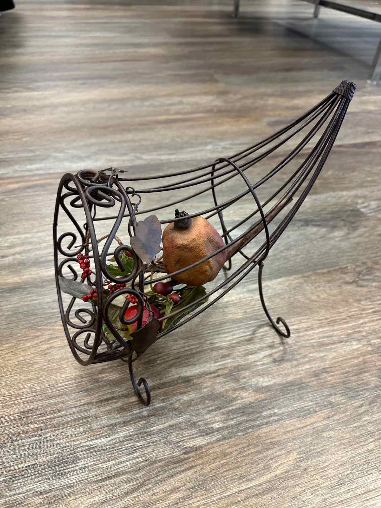 Metal Wire Cornucopia Basket with Fruit Decoration Table Home Decor