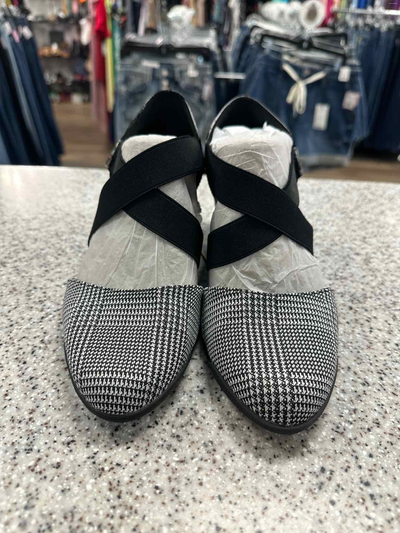 Anne Klein Size 8.5 Houndstooth Wedge Strappy White and Black Shoes