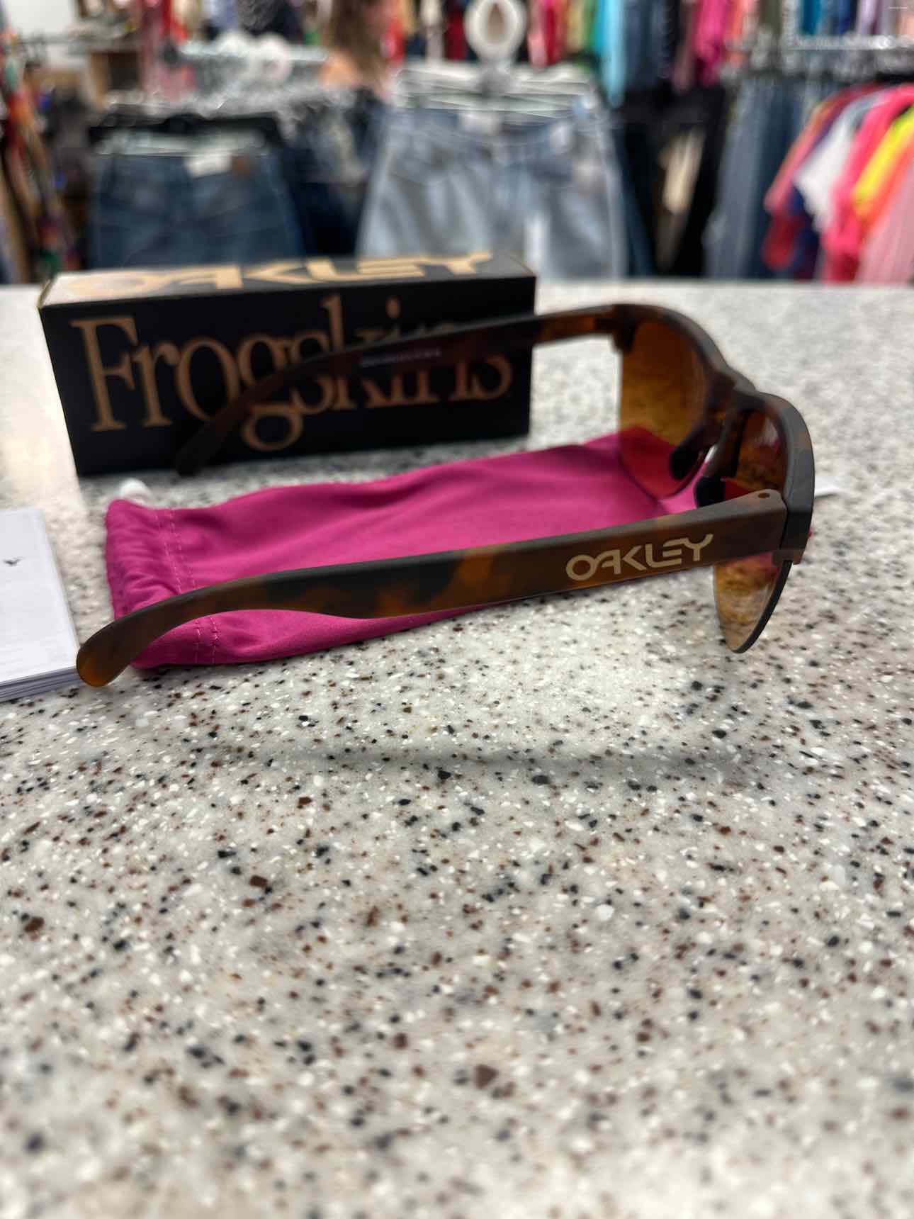 Oakley Size Brown Tortose Cat Eye Sunglasses NEW NIB