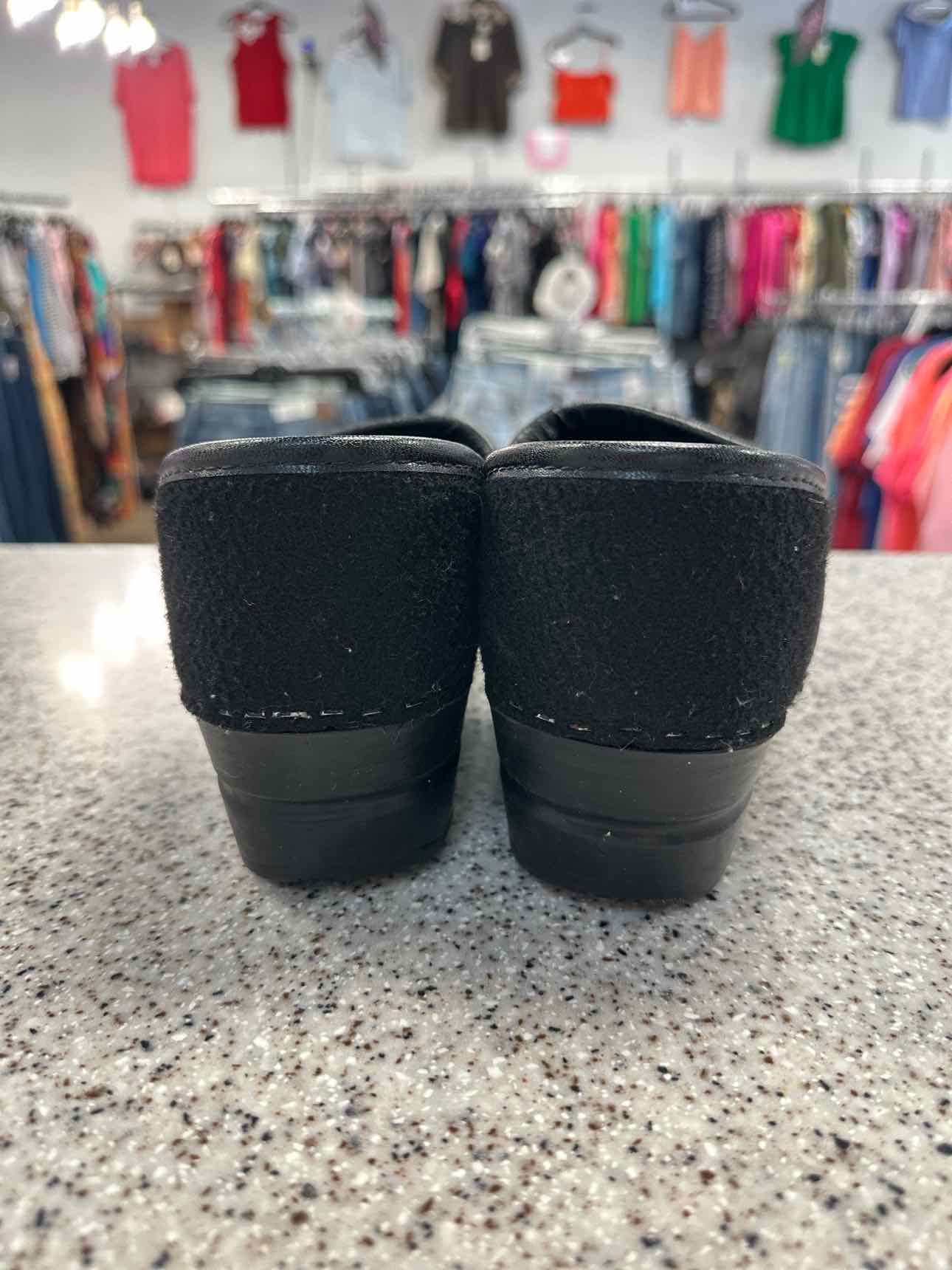 Dansko Size 40 Black Felt Wool Upper Leaf Detail Design Clogs Shoes