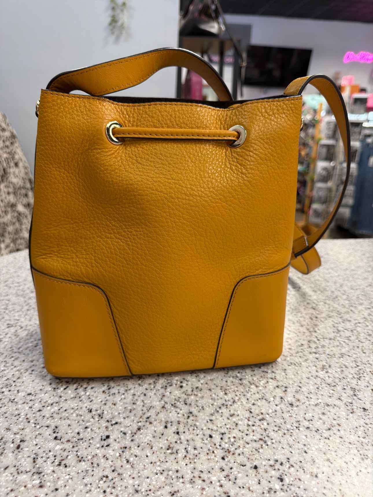 MICHAEL KORS Mercer Gallery Mustard Pebbled Leather Bucket Shoulder Handbags