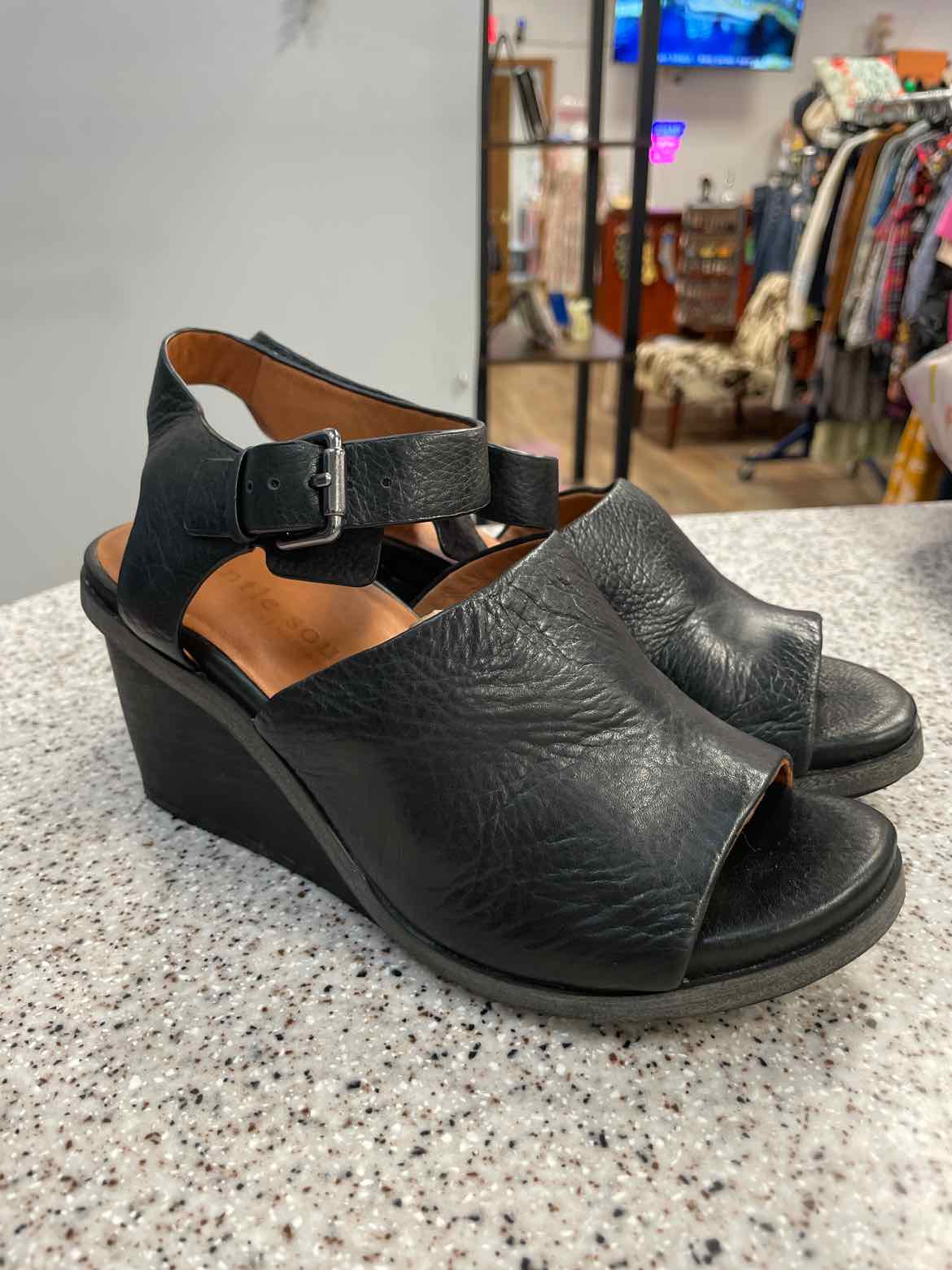 Gentle Souls by Kenneth Cole Size 8 Black sandal