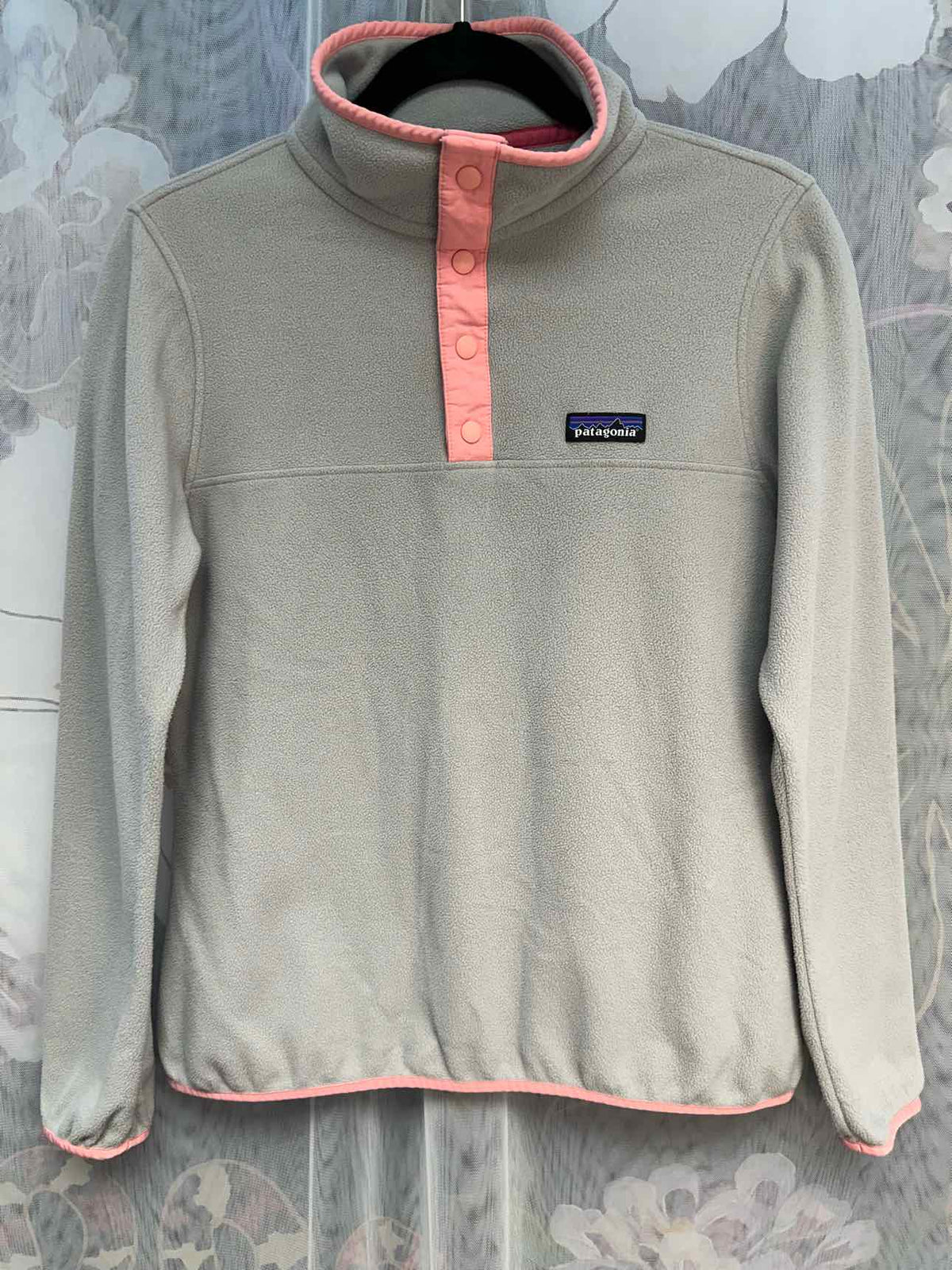 Patagonia Size Small Grey/Pink sweat shirt