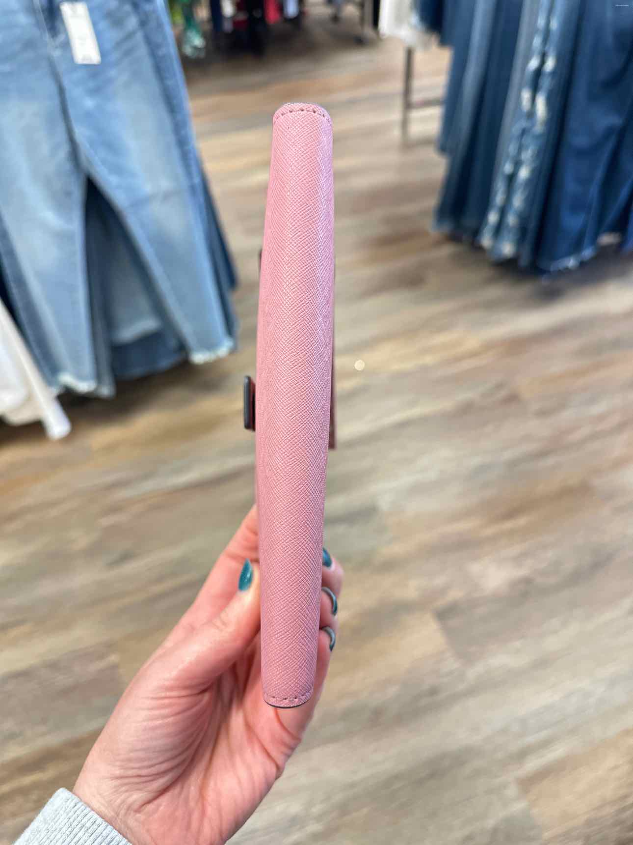 Guess Size Medium Blush Wristlet