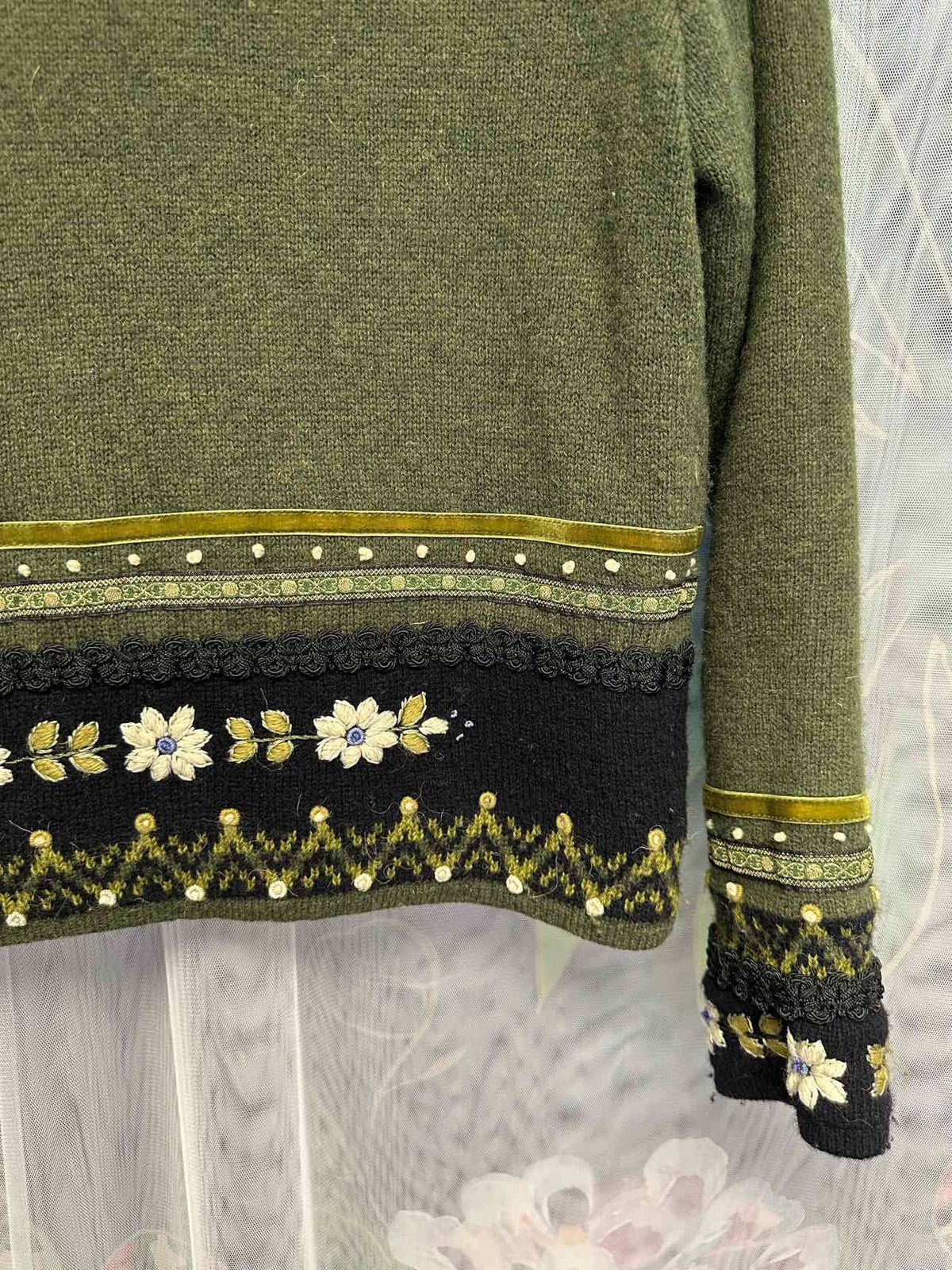 Icelandic Size Small Olive/Black sweat shirt