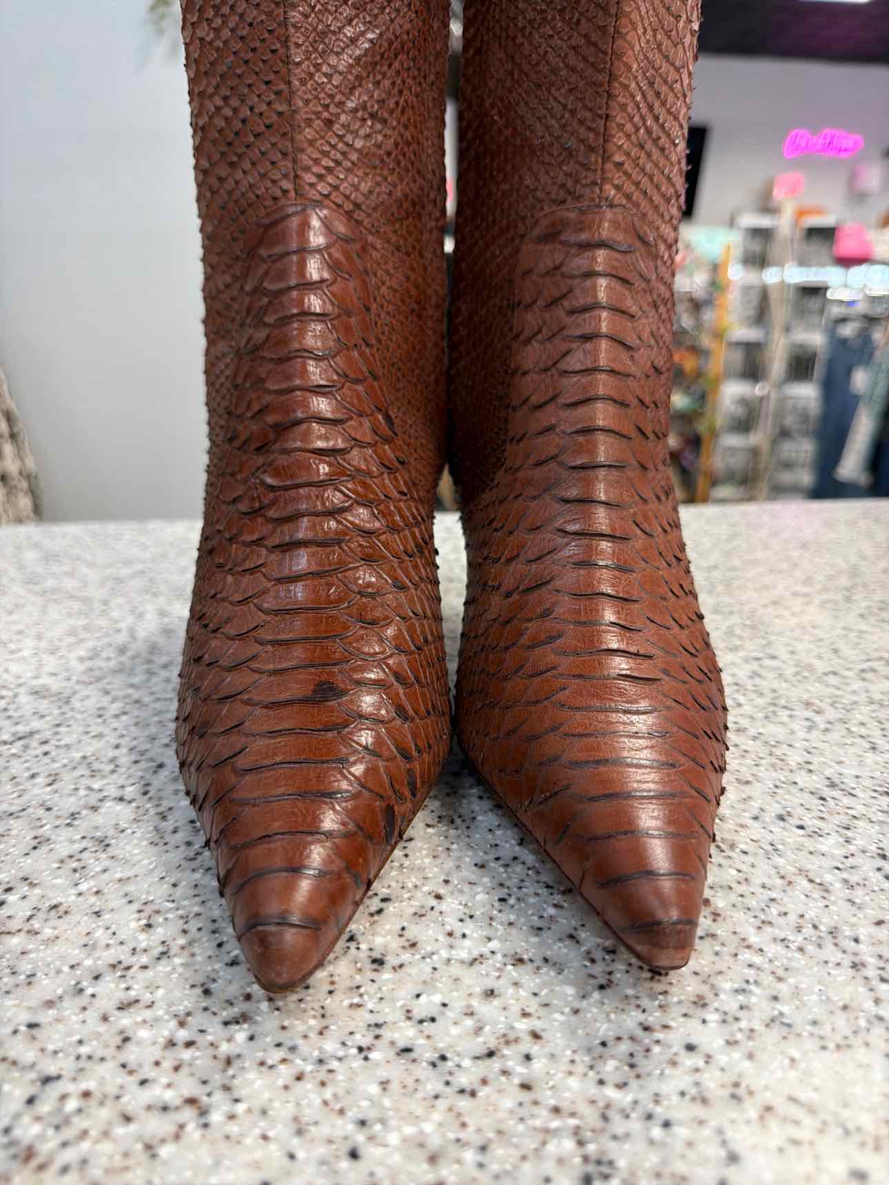 Max Studio 8 Knee High Snakeskin Embossed Pointed Toe Stiletto Brown Boots NEW