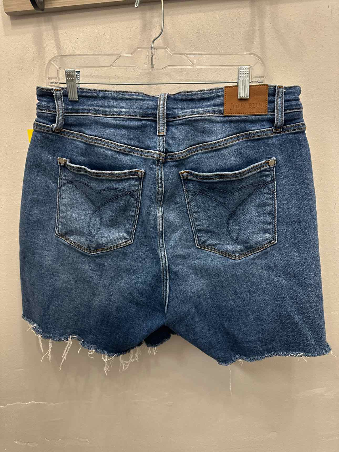Judy Blue Size 1XL Medium Wash Shorts (Consignment)