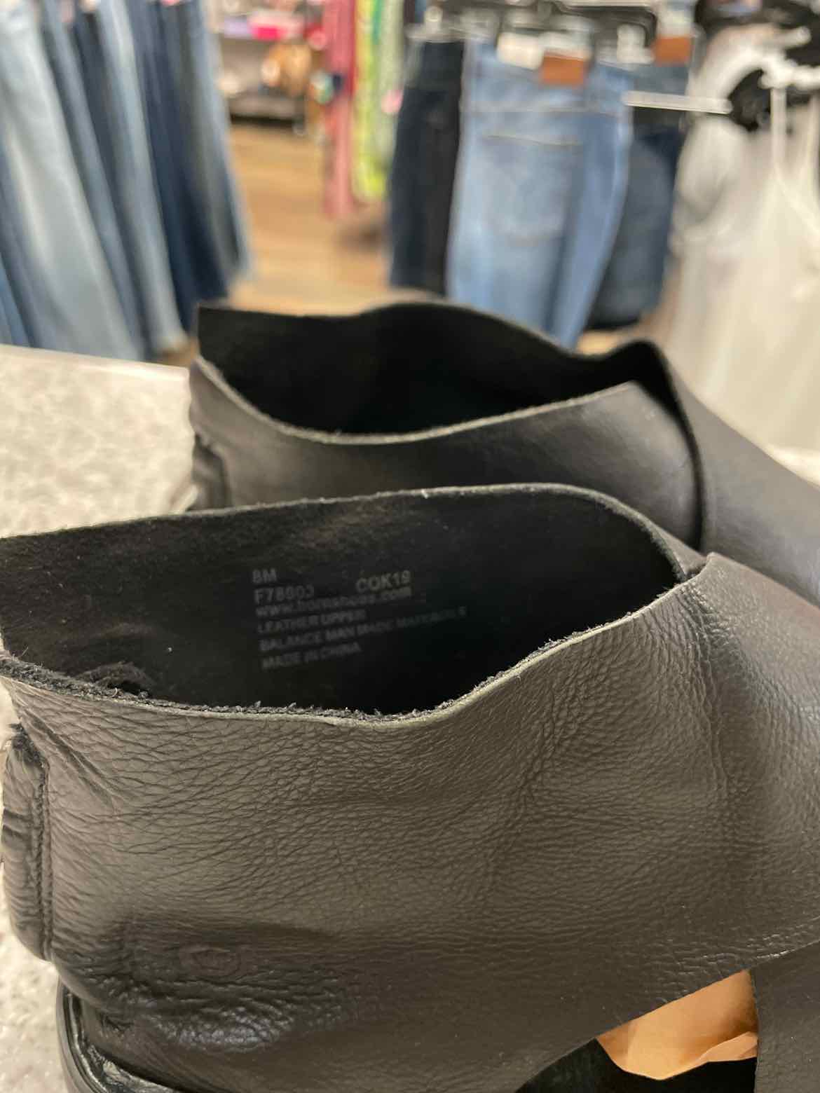 BORN Size 8 Black sandal