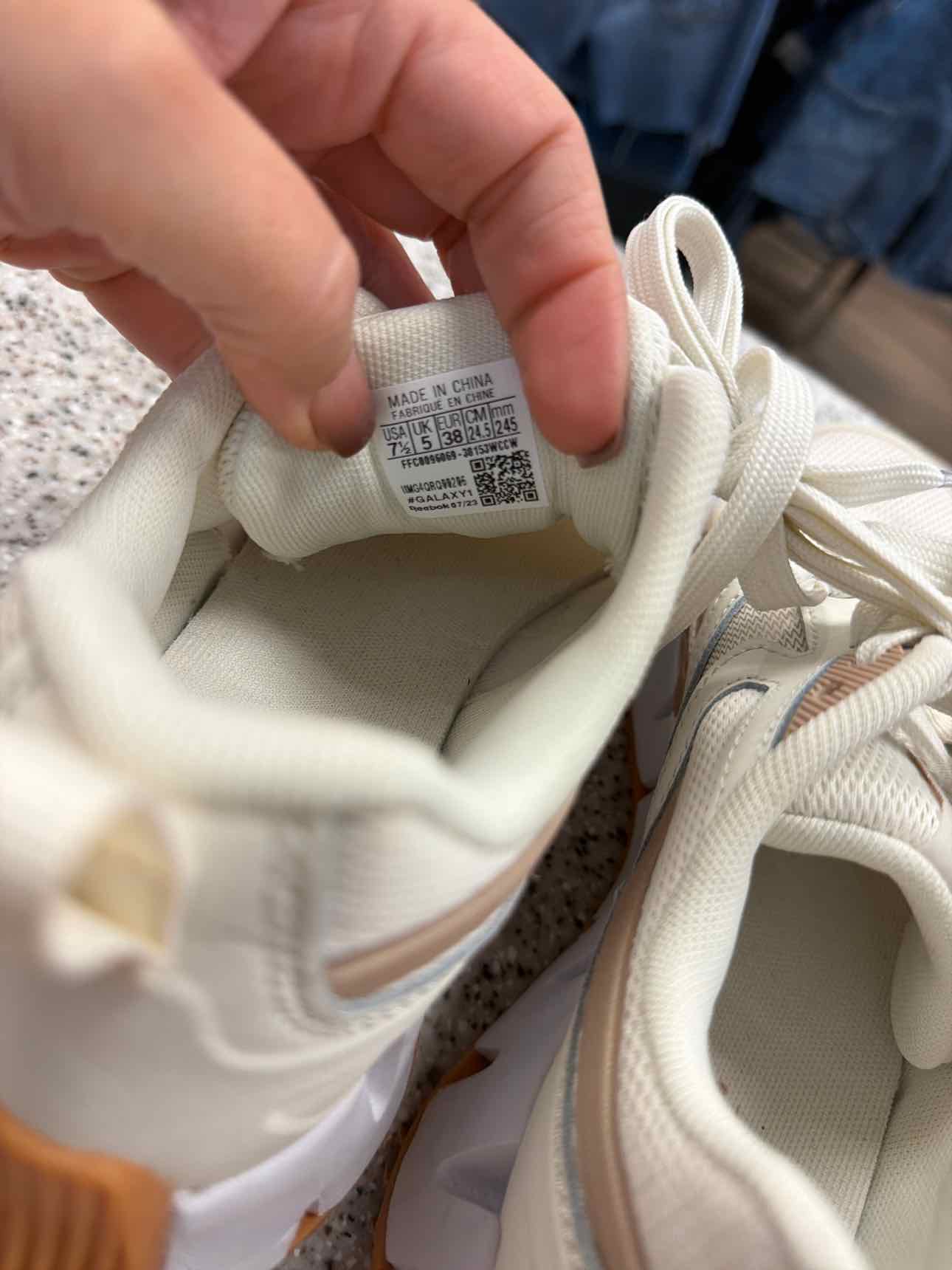Reebok Size 7.5 Cream Sneakers
