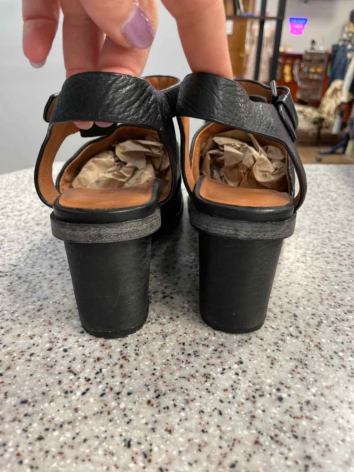 Gentle Souls by Kenneth Cole Size 8 Black sandal