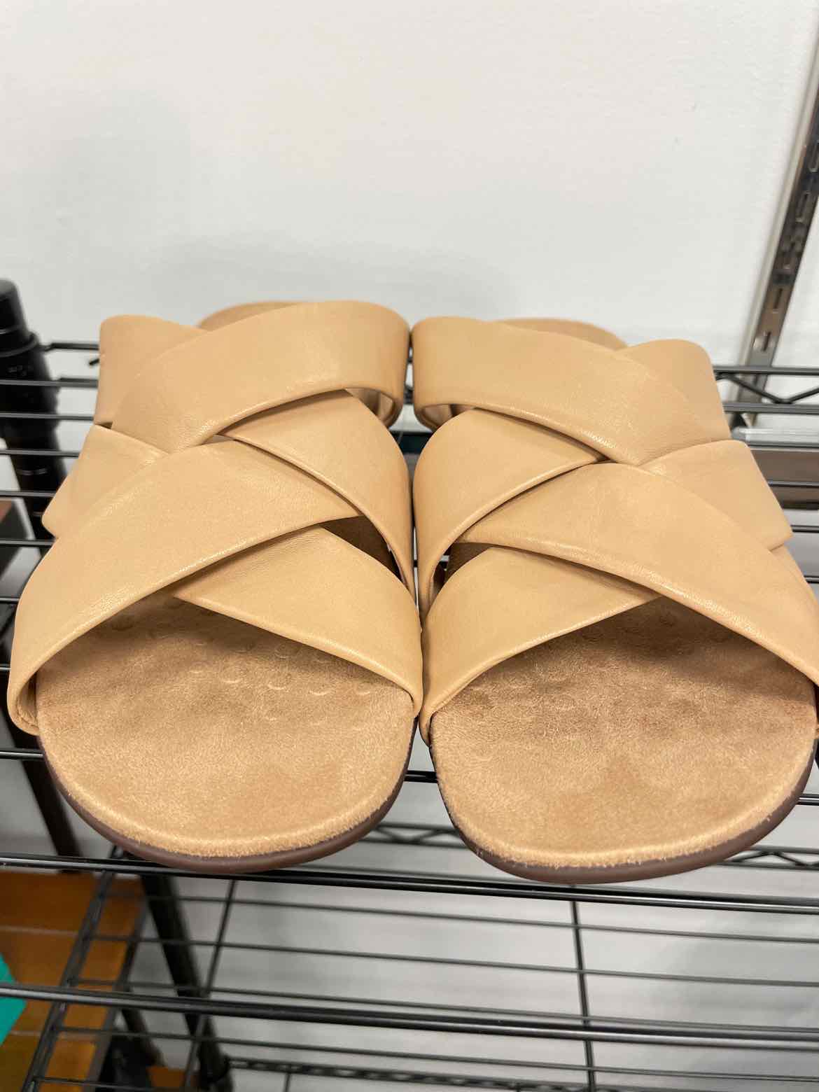 Vionic Size 10 Tan Shoes