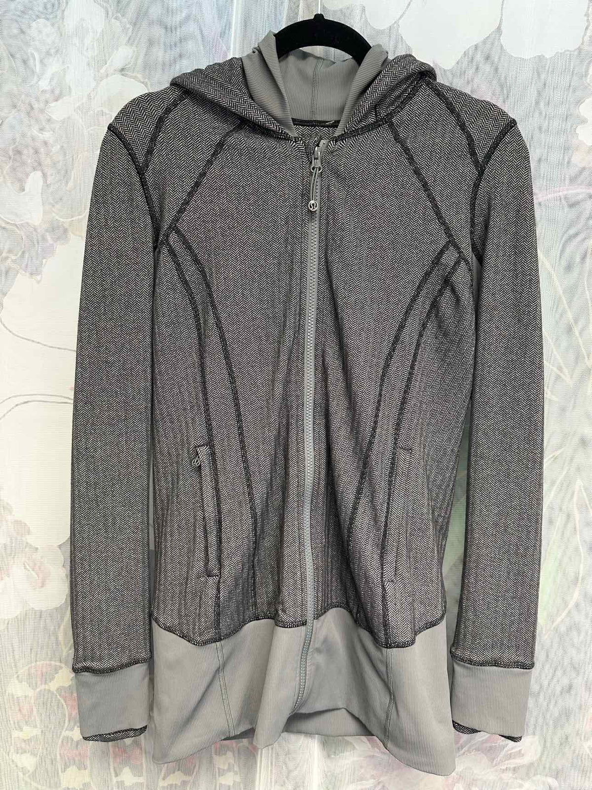 Lululemon Define Heathered Chevron Long Sleeve Zip Up Size 8 Grey Hoodie