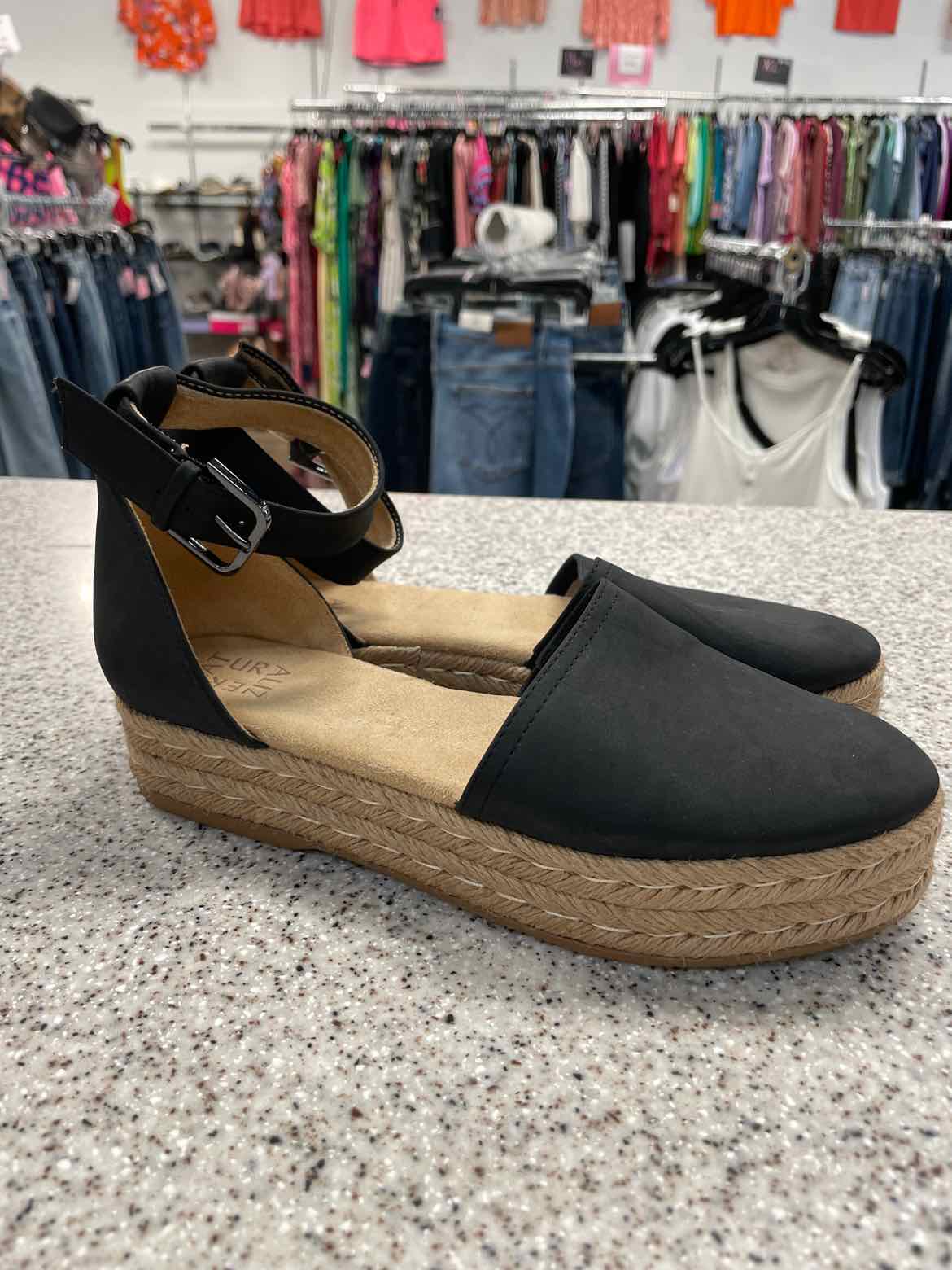 NATURALIZER Size 8 Black sandal