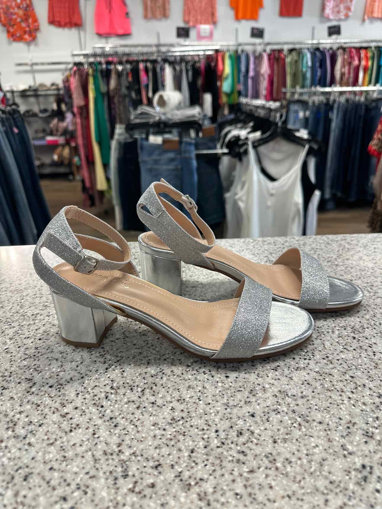 Dream Pairs Size 7 1/2 Silver sandal