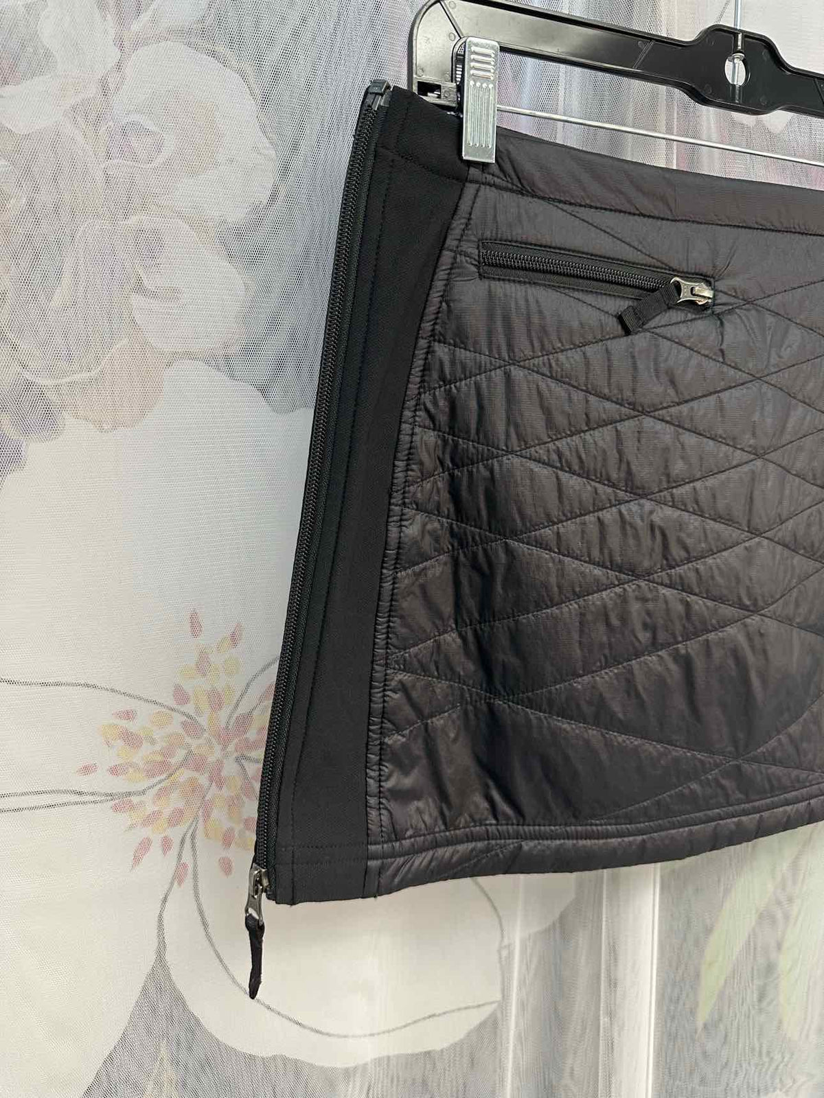 Skhoop Quilted Puffer Mini Multipocket/Zipper Size Medium Black Skirt