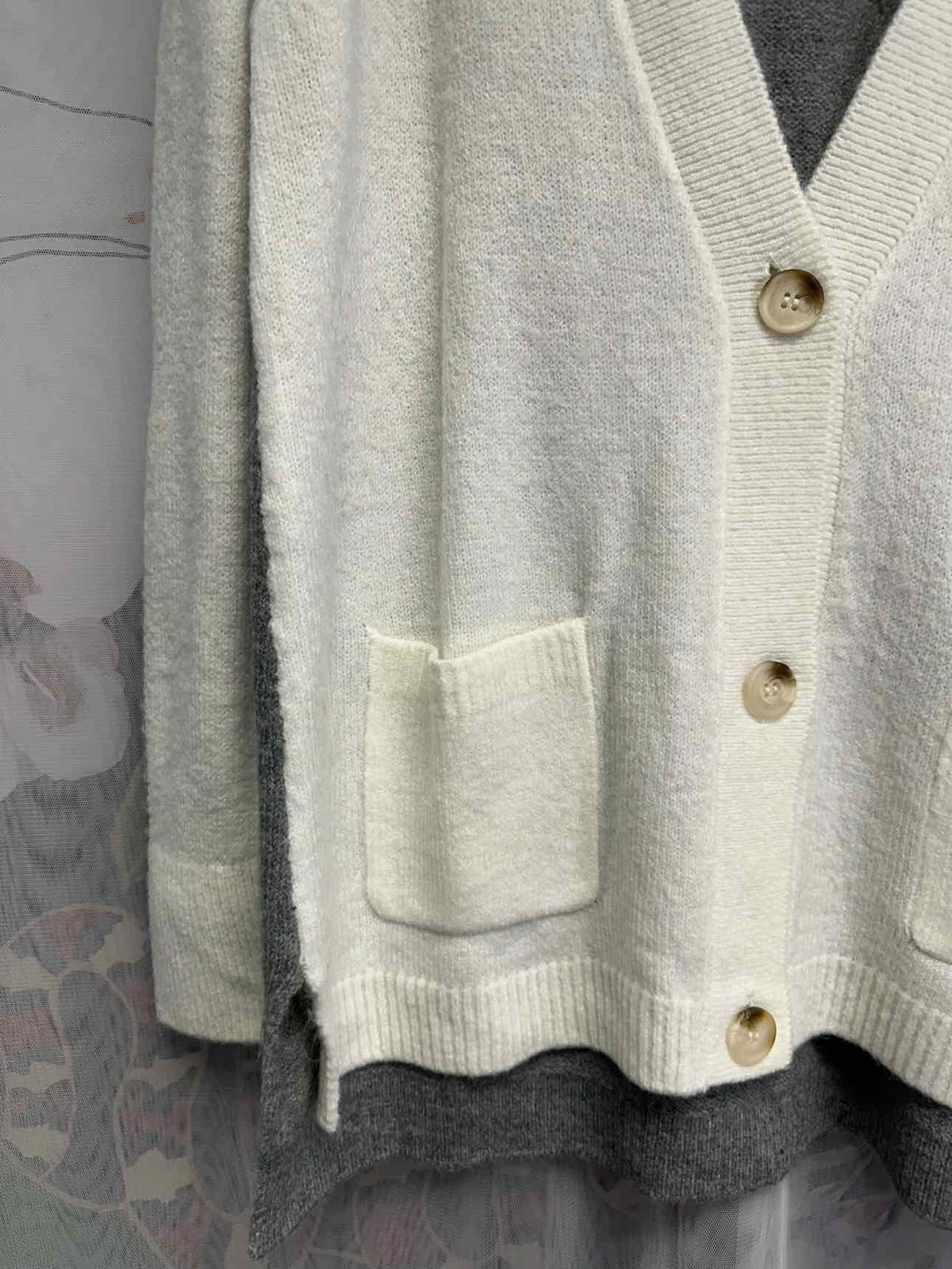 BB Dakota Soft Colorblock Long Sleeve Size Medium White/Grey Cardigan
