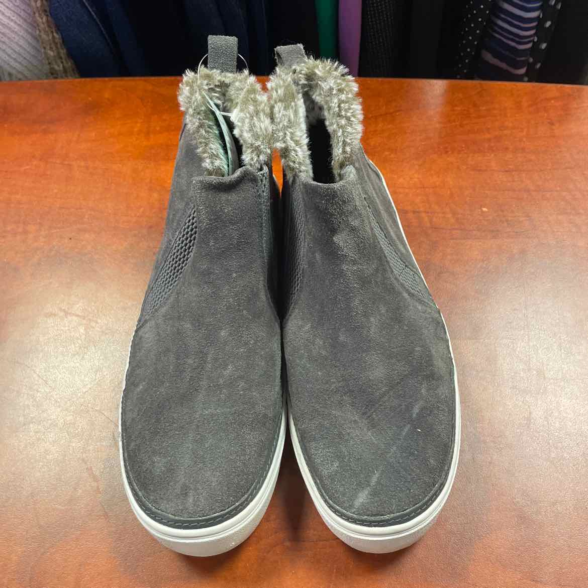 TOMS Size 7 1/2 Gray Sneakers
