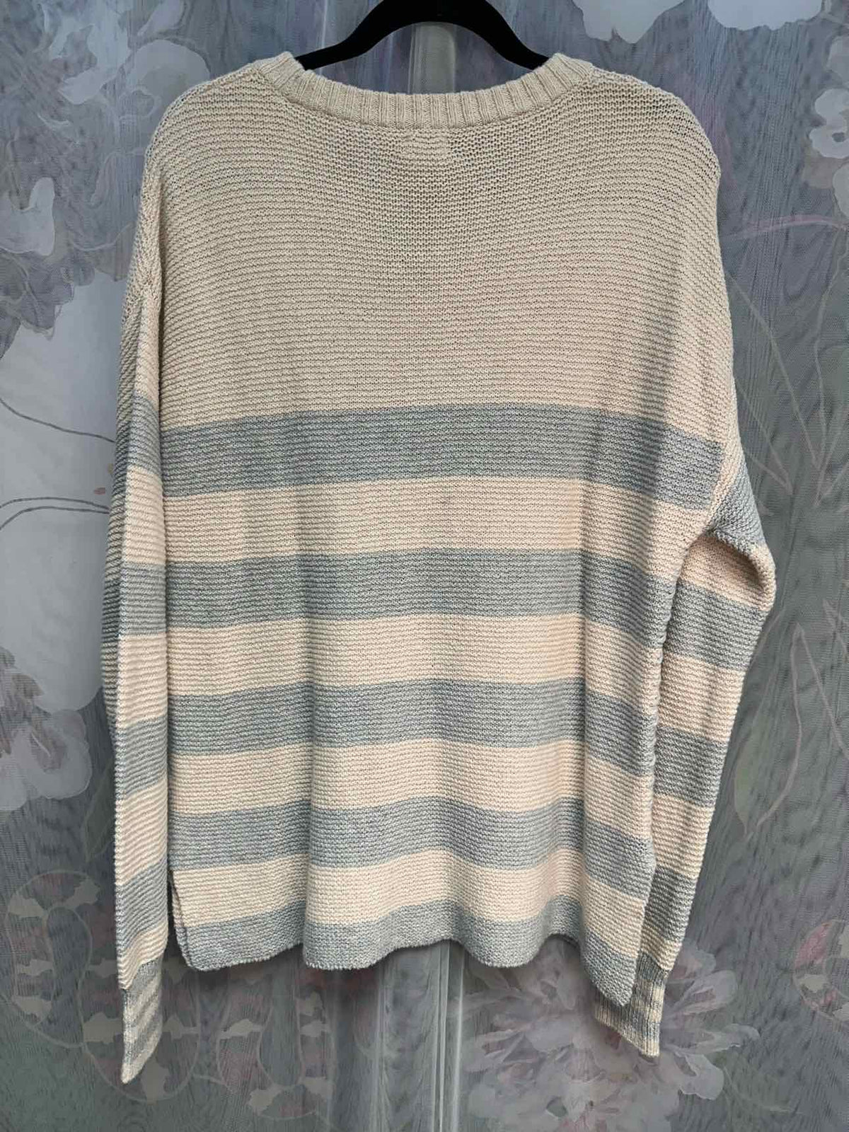 Faherty Striped Heavy Weight Long Sleeve Size Medium Cream/Grey Sweater