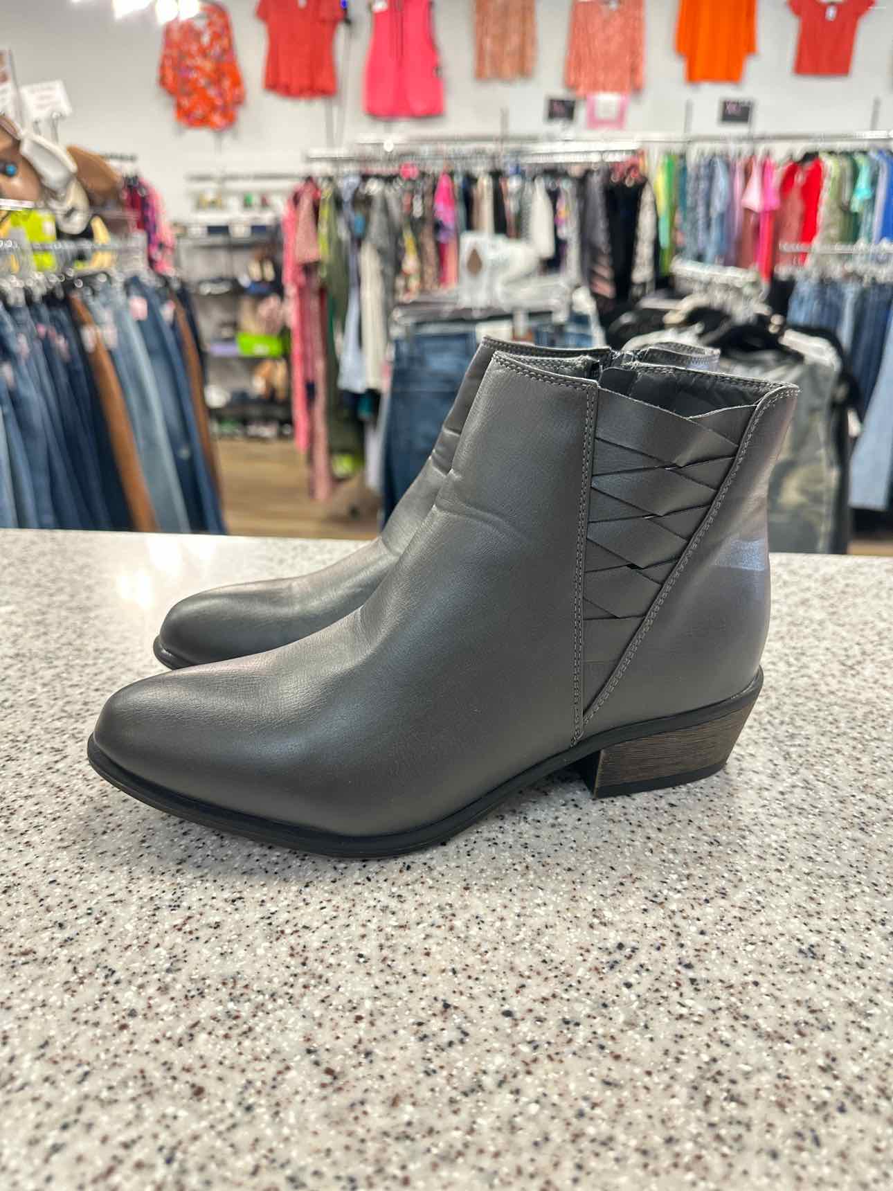 JC Size 8 Dark Gray Boots