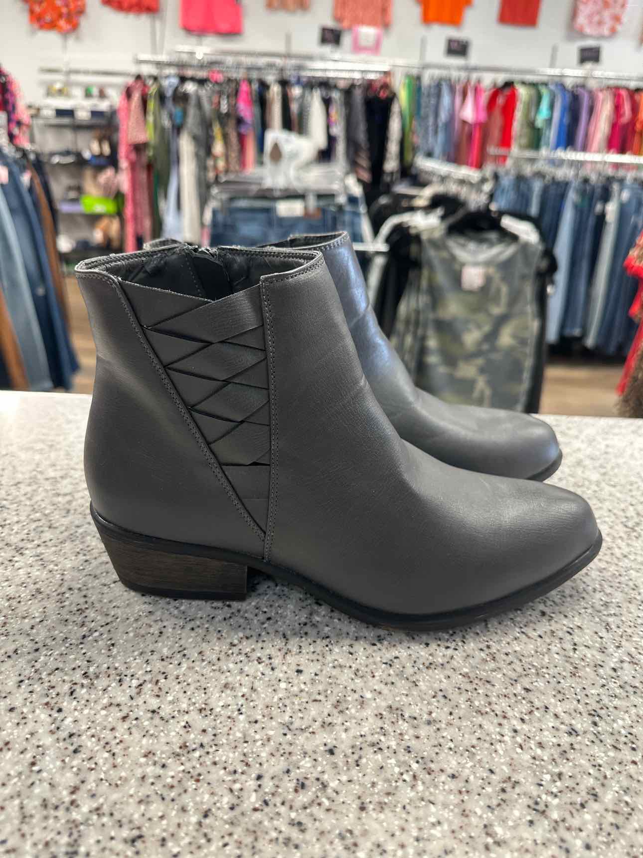 JC Size 8 Dark Gray Boots