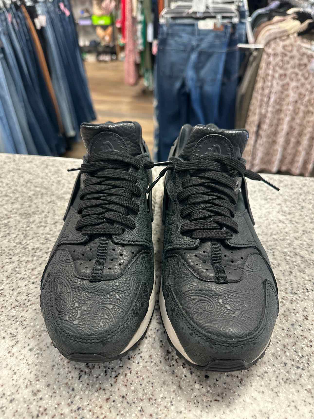 Nike Size 8 Black Shoes