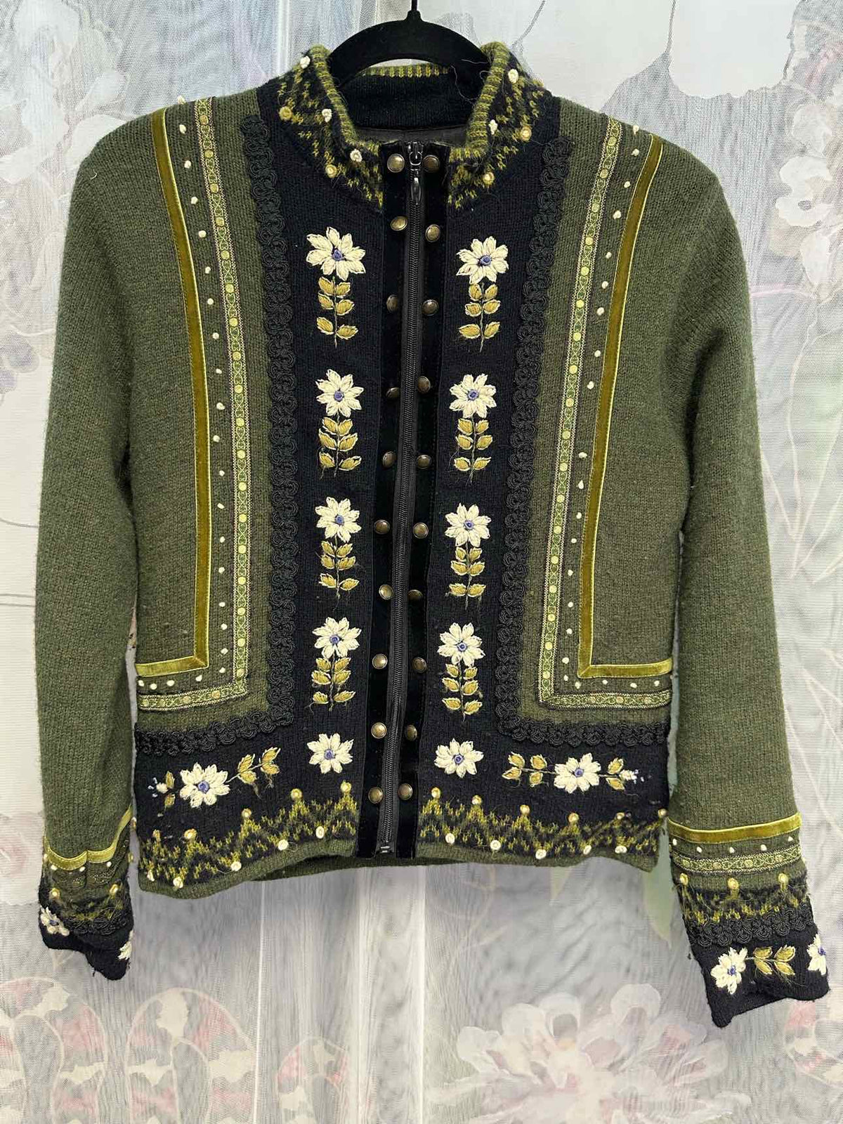 Icelandic Size Small Olive/Black sweat shirt