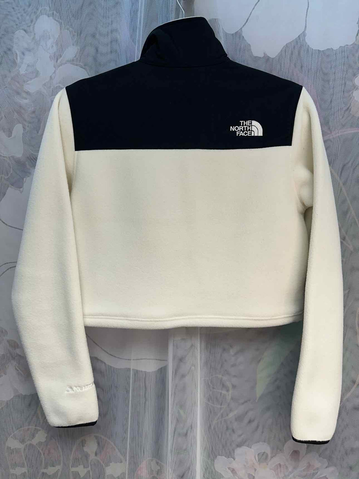 The North Face Size Small White/Black sweat shirt