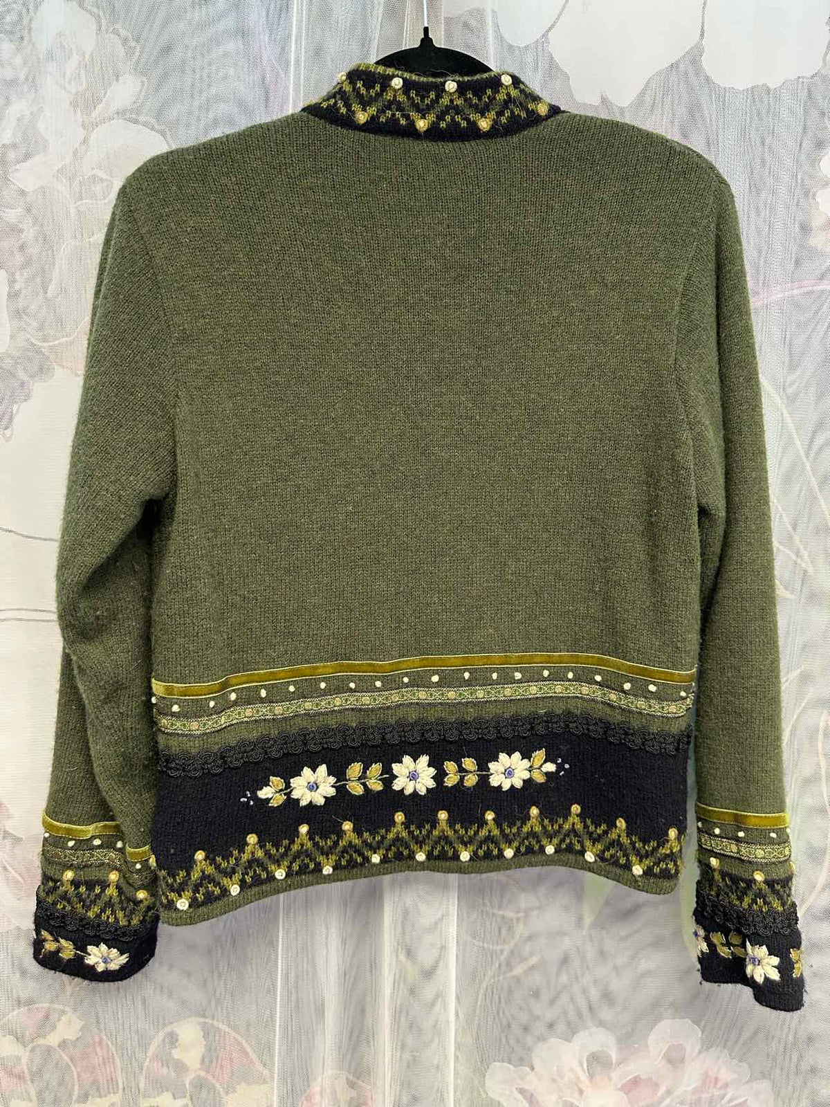Icelandic Size Small Olive/Black sweat shirt