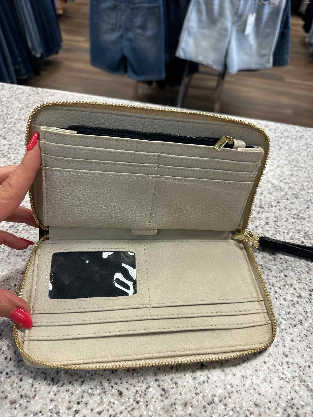 Steve Madden Size Small Tan and Black Long Zippy Wristlet Wallet