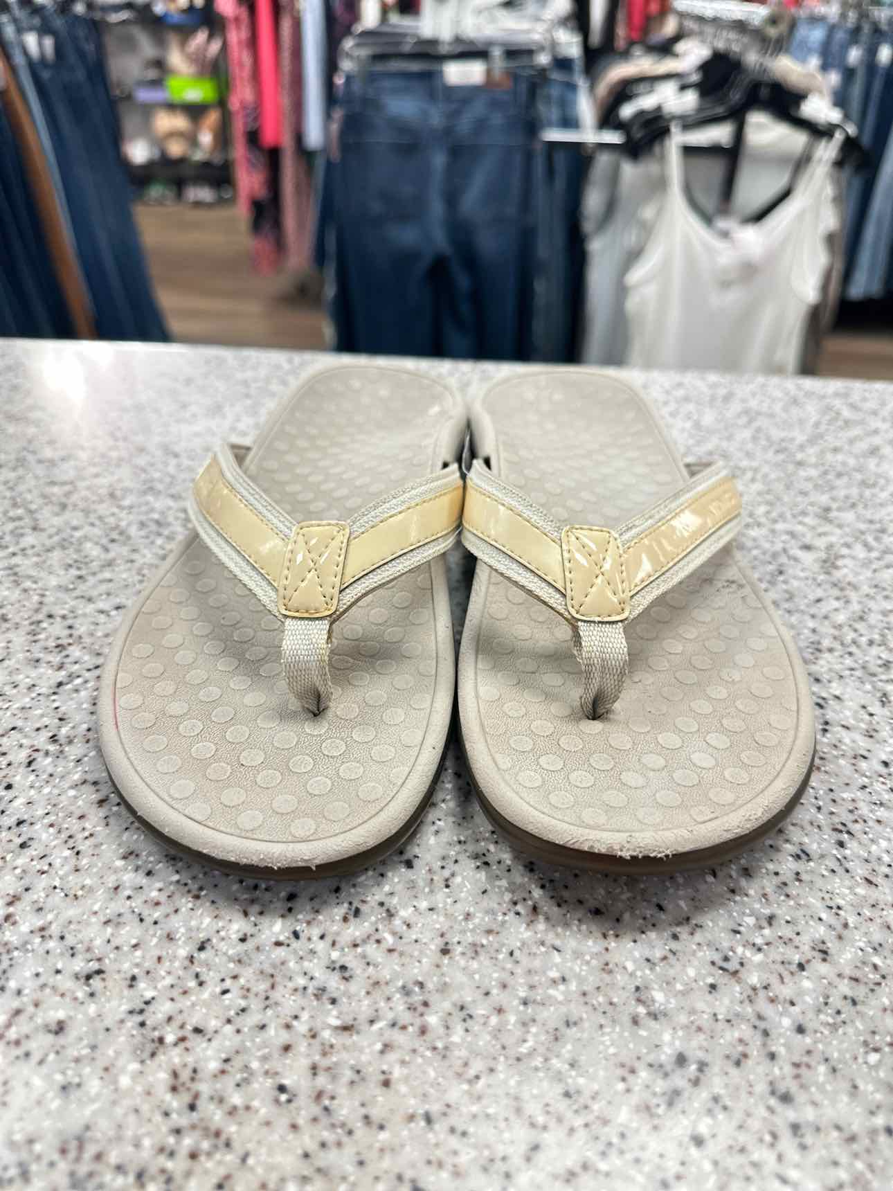 Vionic Size 7 Tan sandal