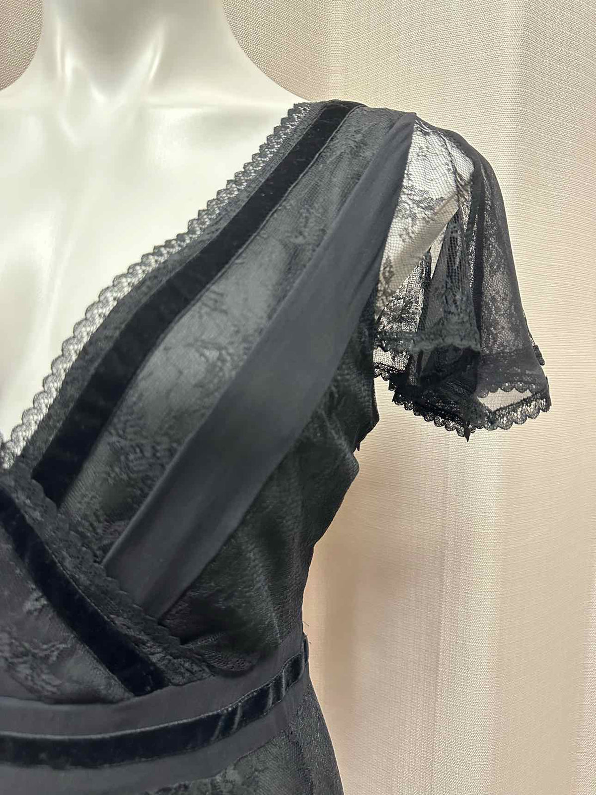 Karen Millen Silk Blend Lace Overlay Short Sleeve Surplice Size 10 Black Dress