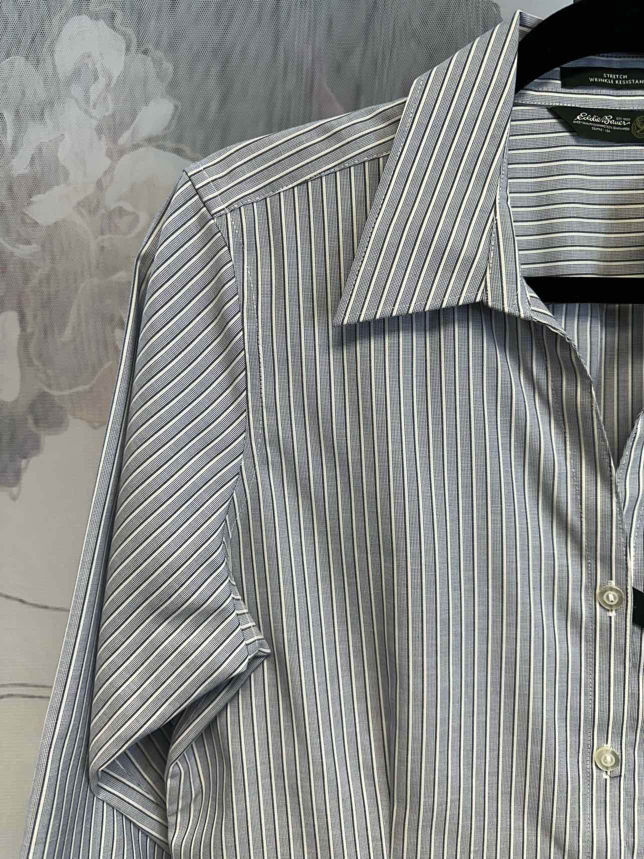 Eddie Bauer Size Medium Grey Top