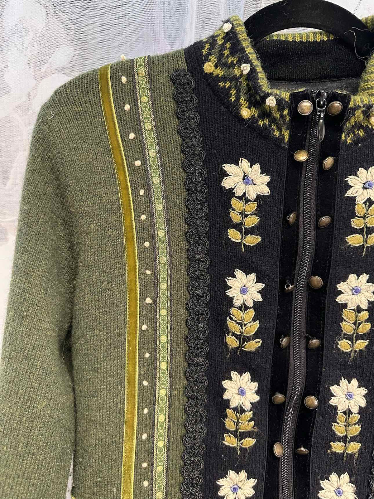 Icelandic Size Small Olive/Black sweat shirt