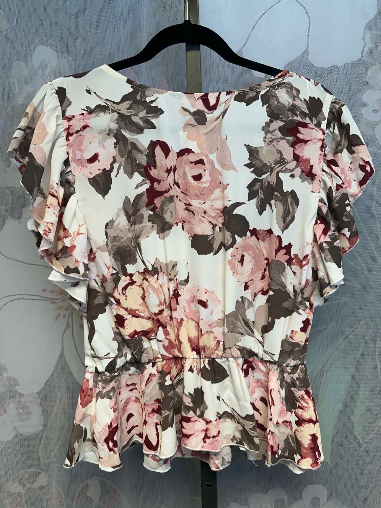 Maurices Size Medium Pink and White Floral Surplice Short Sleeve Top NEW