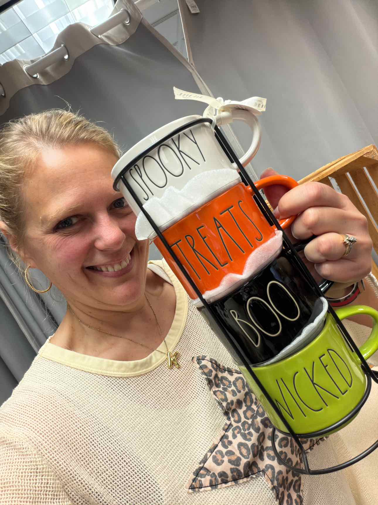 Rae Dunn NEW 4 Stack Mugs Wire Holder 'Spooky, Treats, Boo, Wicked' household
