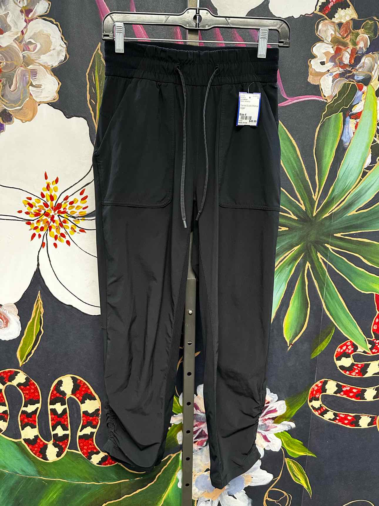 Lululemon Size 4 Black Athletics