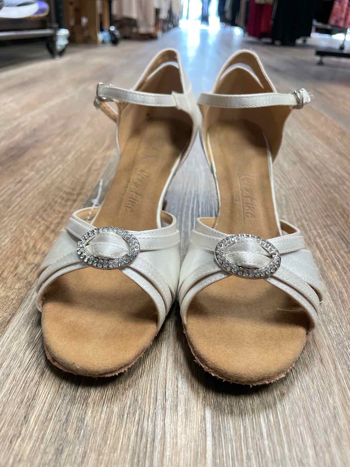 Very Fine Size 8.5 White Shoes