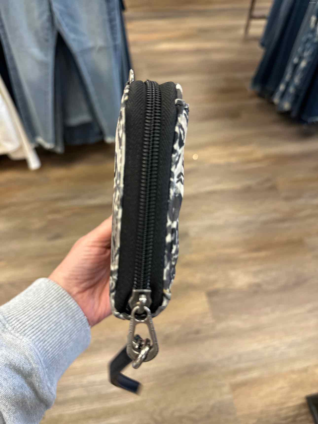 Sakroots Size Large gray/black Wallet