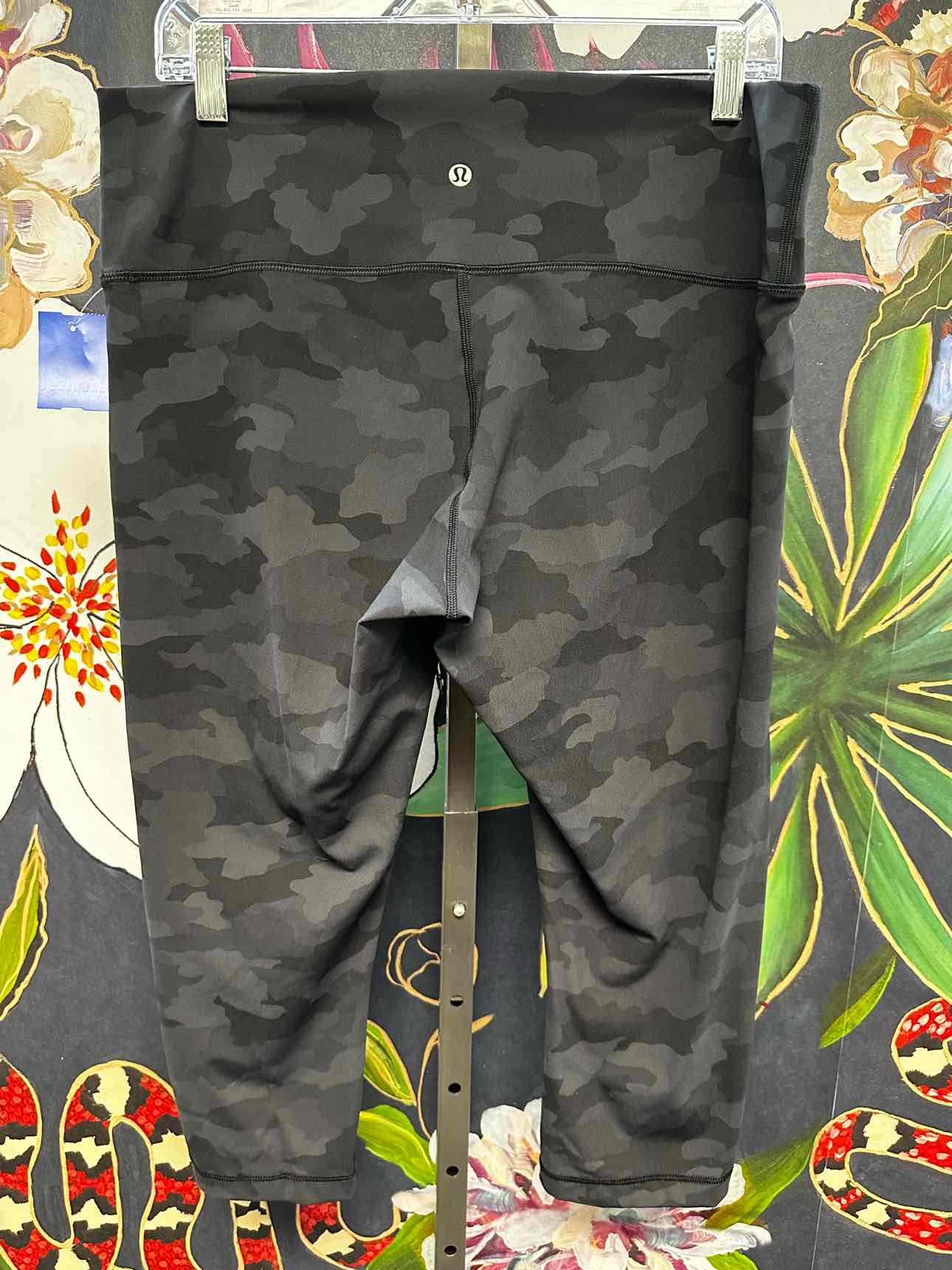 Lululemon Size 14 Align High Rise Crop Capri Camo Print Charcoal Athletics
