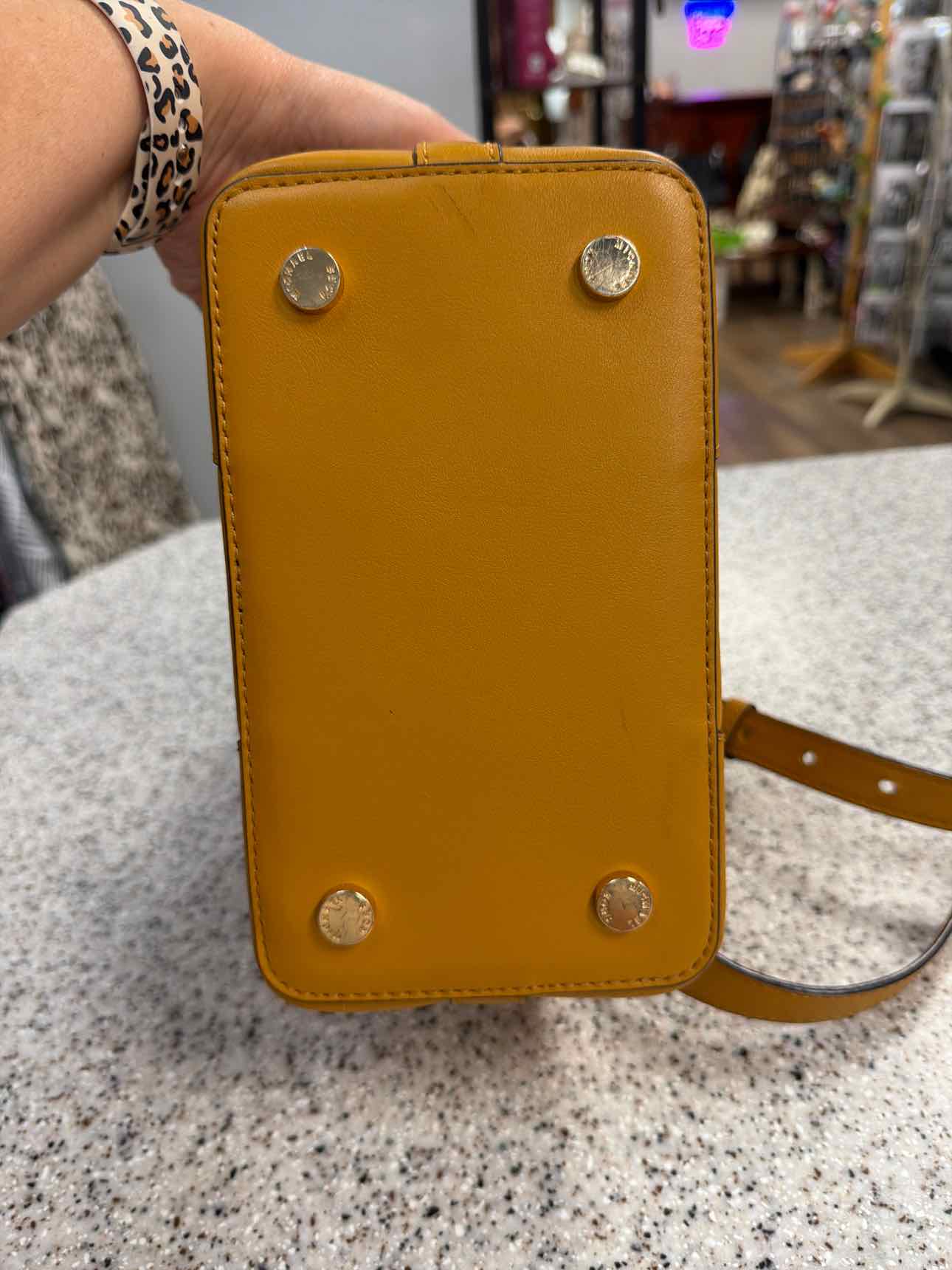MICHAEL KORS Mercer Gallery Mustard Pebbled Leather Bucket Shoulder Handbags