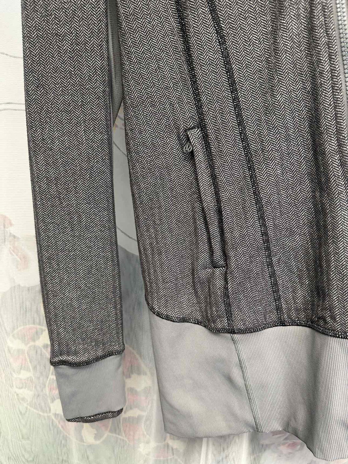 Lululemon Define Heathered Chevron Long Sleeve Zip Up Size 8 Grey Hoodie
