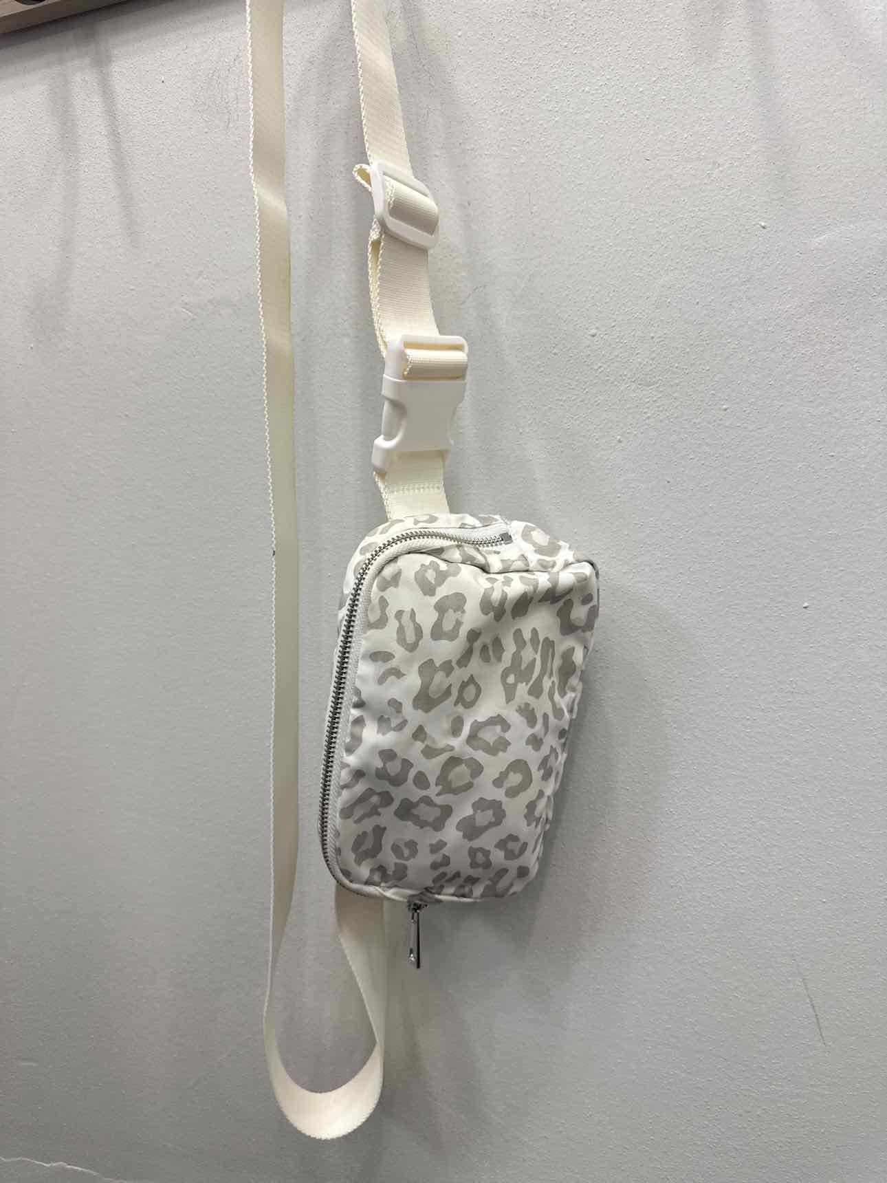 Unbranded Size Small White/Gray Handbags