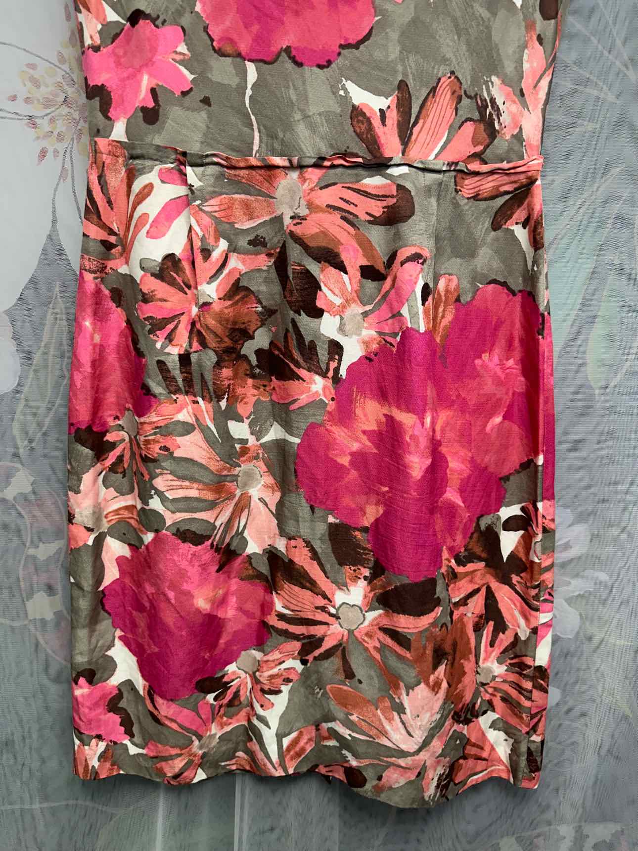 Banana Republic Mad Men Floral Short Sleeve Ruched Neckline Size 12 Pink Dress