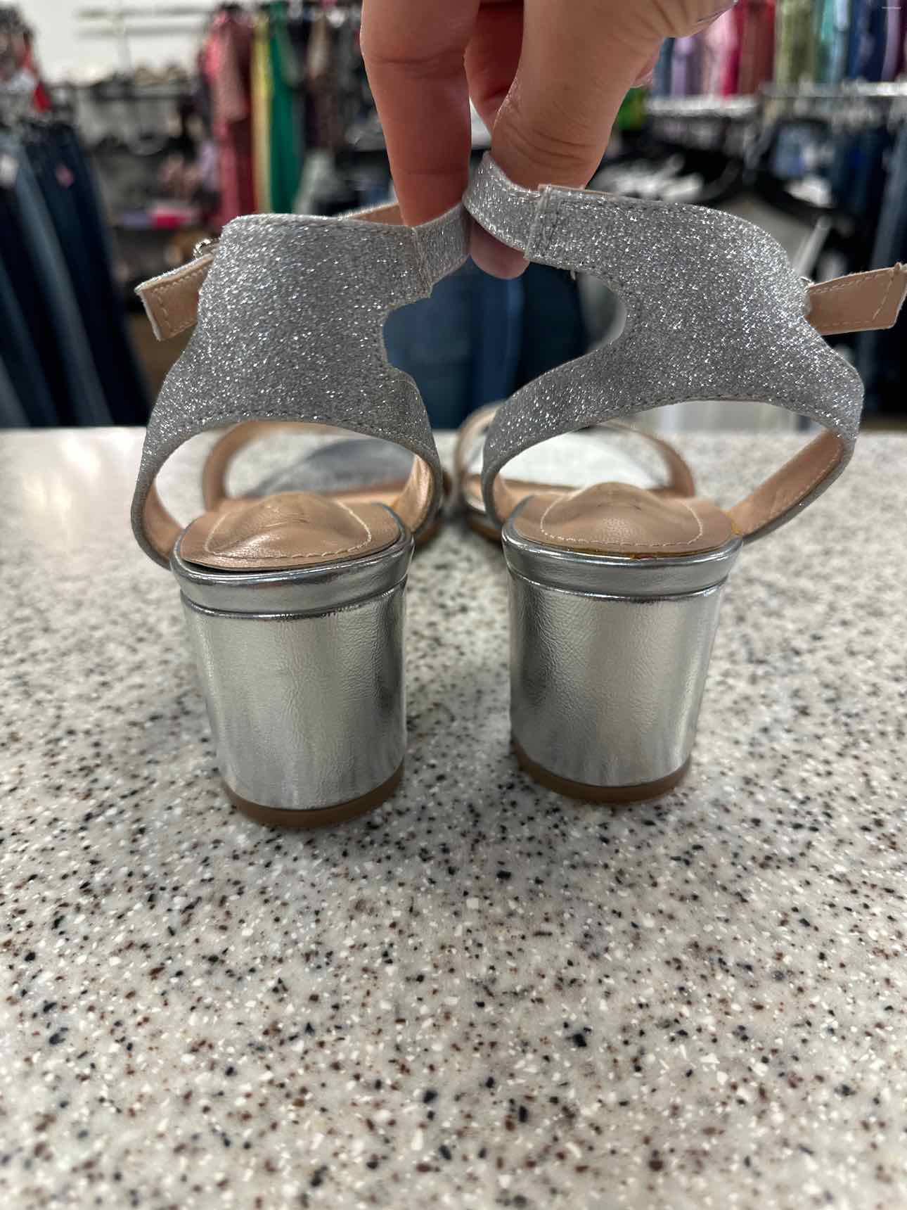 Dream Pairs Size 7 1/2 Silver sandal