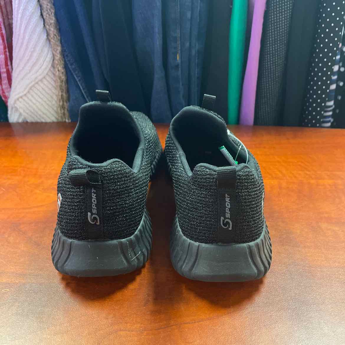 Skechers Size 8 Black Sneakers