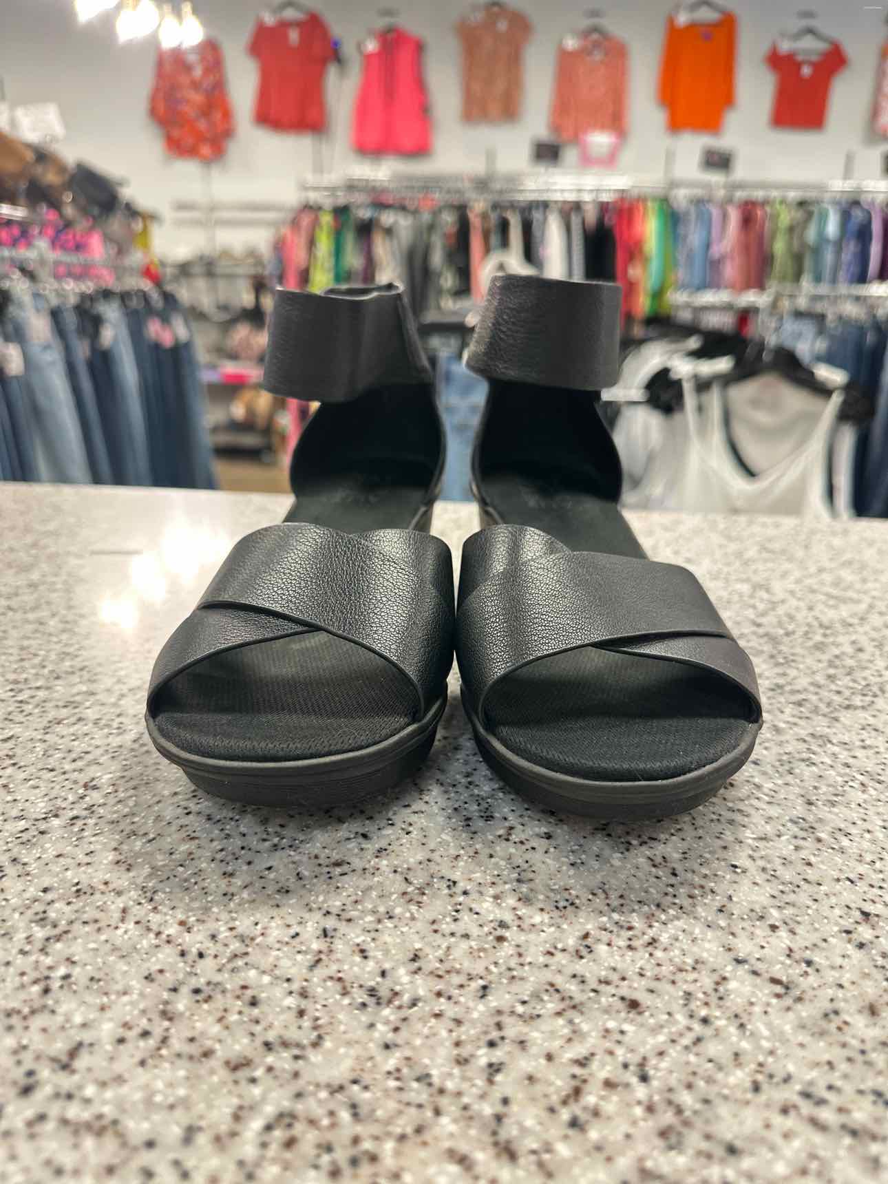 NATURALIZER Size 8 Black sandal