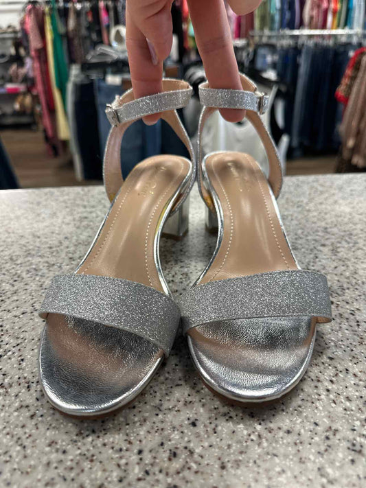 Dream Pairs Size 7 1/2 Silver sandal
