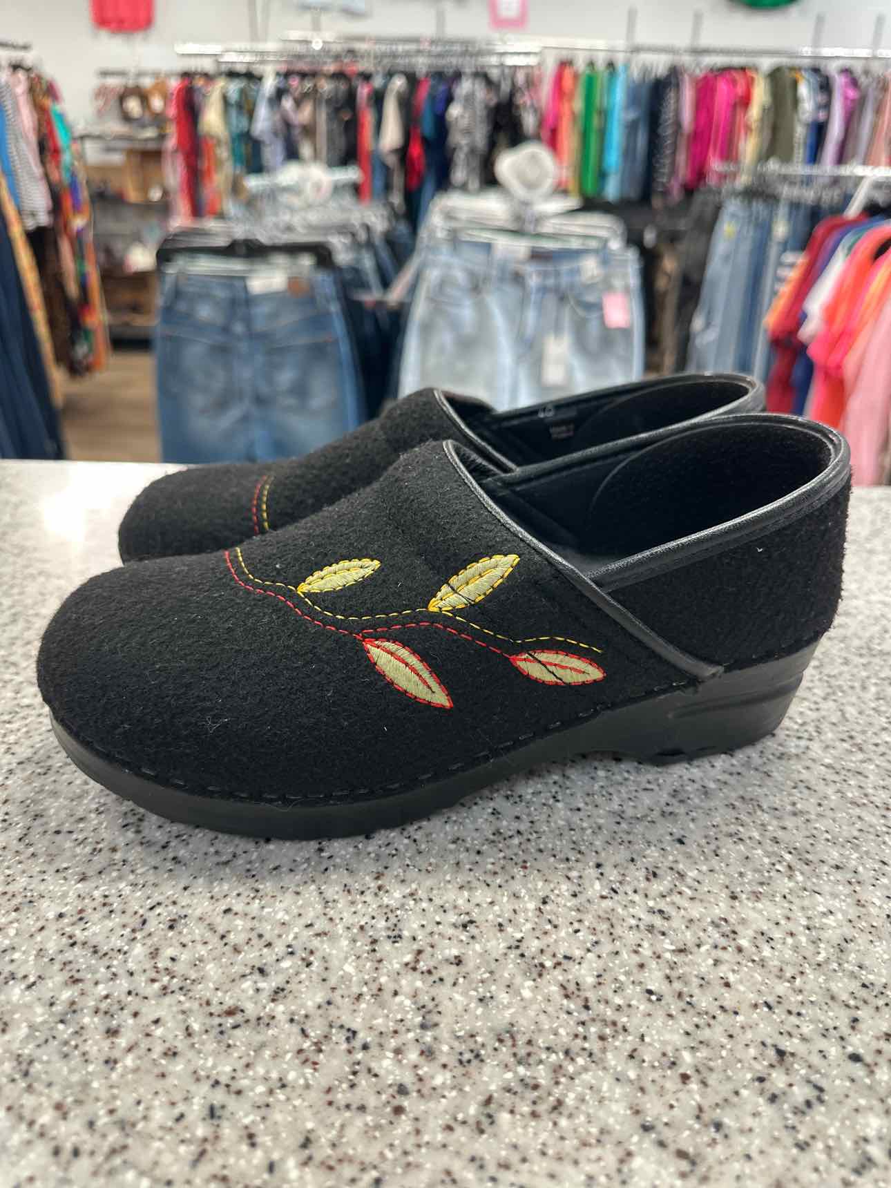 Dansko Size 40 Black Felt Wool Upper Leaf Detail Design Clogs Shoes